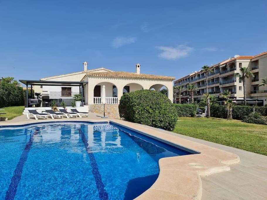 Villa On The Beach Playa Flamenca أوريويلا المظهر الخارجي الصورة
